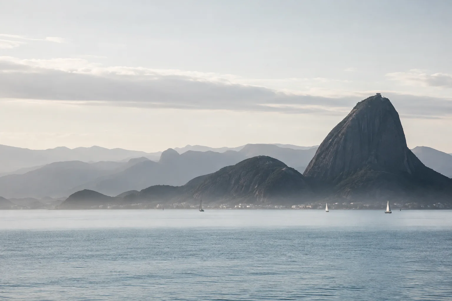Ilustração editorial da Baía de Guanabara e do Pão de Açúcar à luz da manhã.